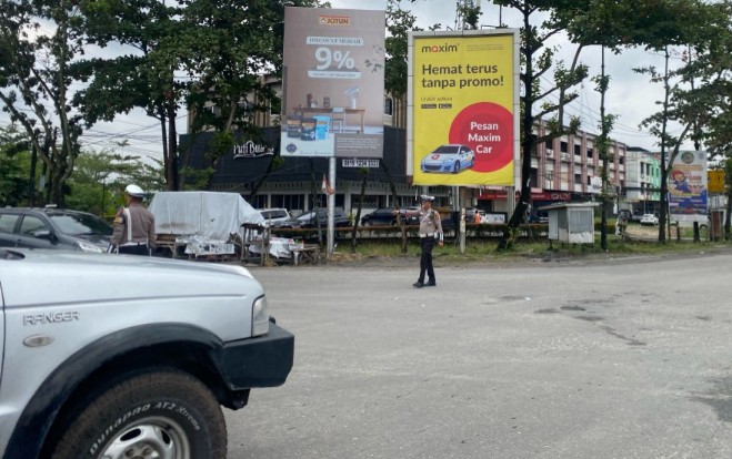 Polisi berjaga di Budaran Tugu Songket yang rawan kemacetan (foto/ist)